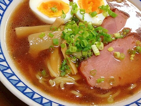 チャーシューと卵の醤油ラーメン